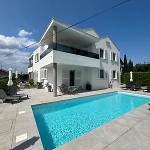 haus-dalmatia.hotelinzadar.com/